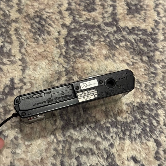 Sony Cyber-shot Dsc-w530 14.1 Megapixel Compact Camera - Picture 4 of 16